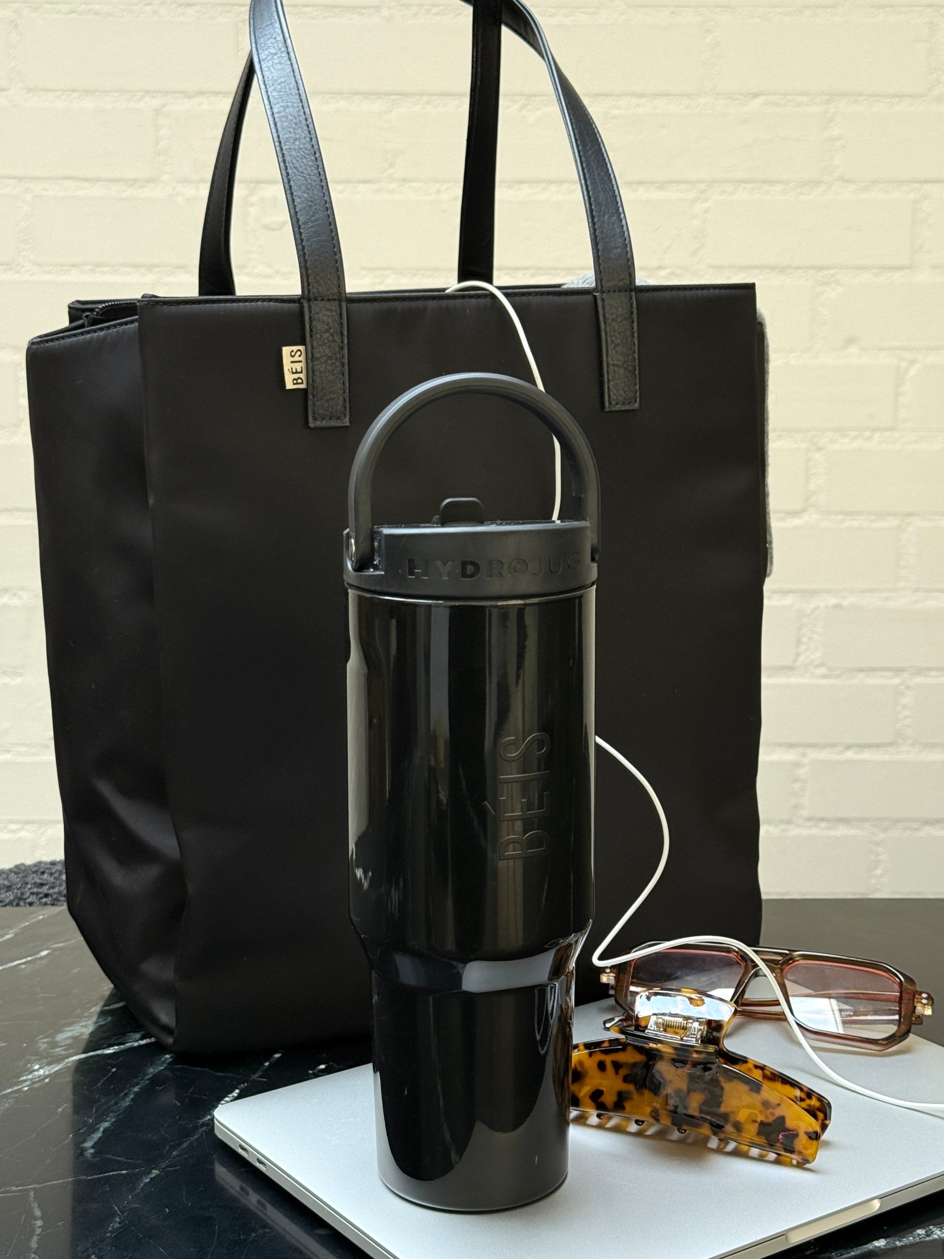 The BÉIS x Hydrojug Travel Water Bottle in Black - Image 2